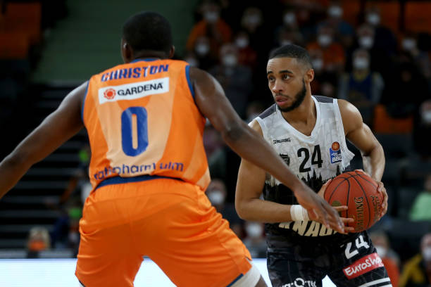 利奠定了坚 利奠定了坚